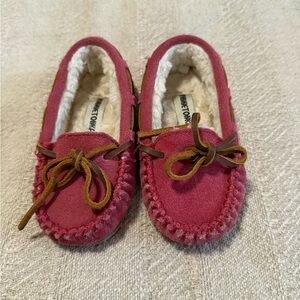 Minnetonka Kids Moccasins in Hot Pink with Brown Accents